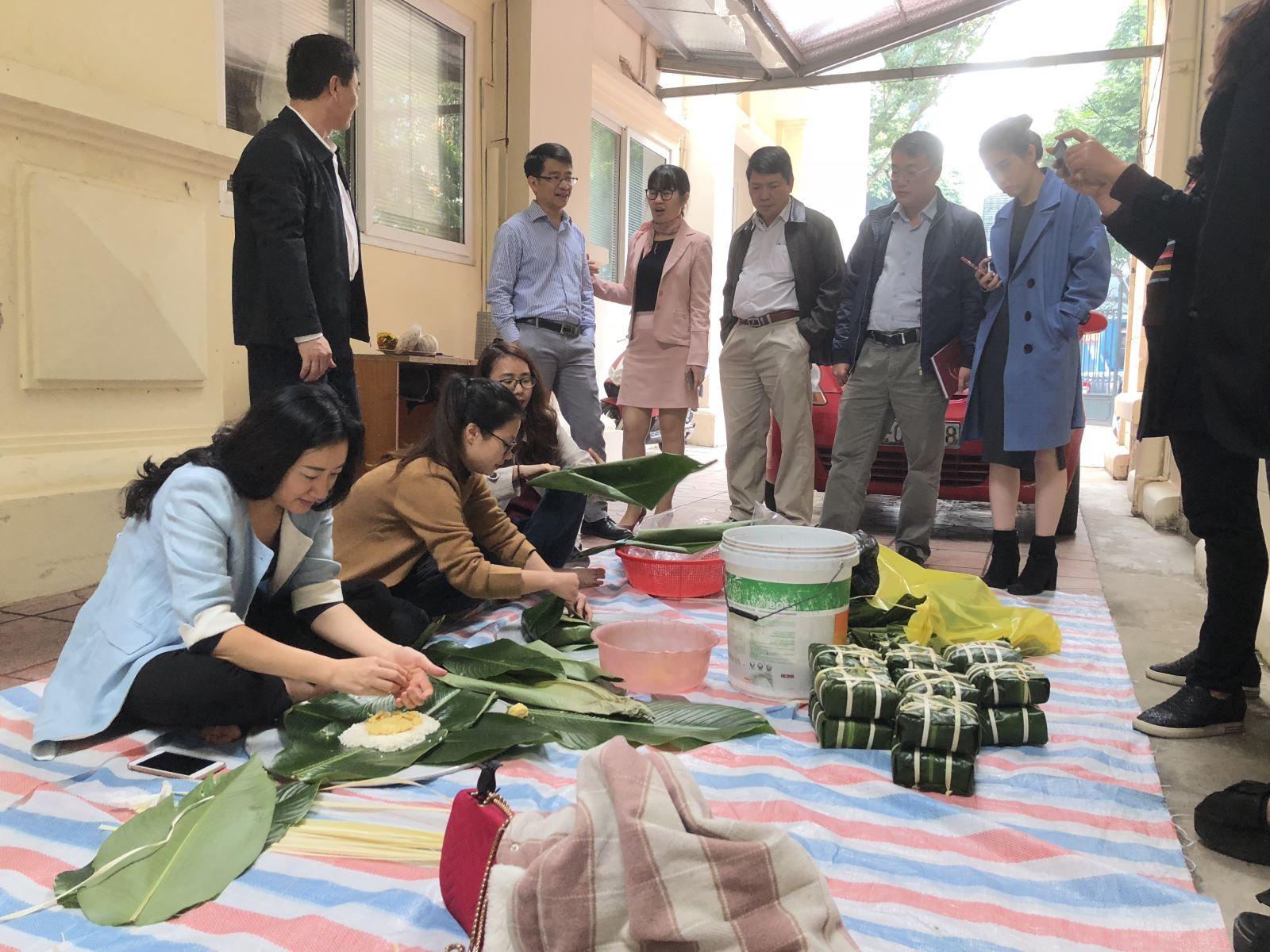 Đoàn viên thanh niên học viện khoa học, công nghệ và đổi mới sáng tạo tham gia hỗ trợ chuẩn bị đón tết nguyên đán kỷ hợi 2019