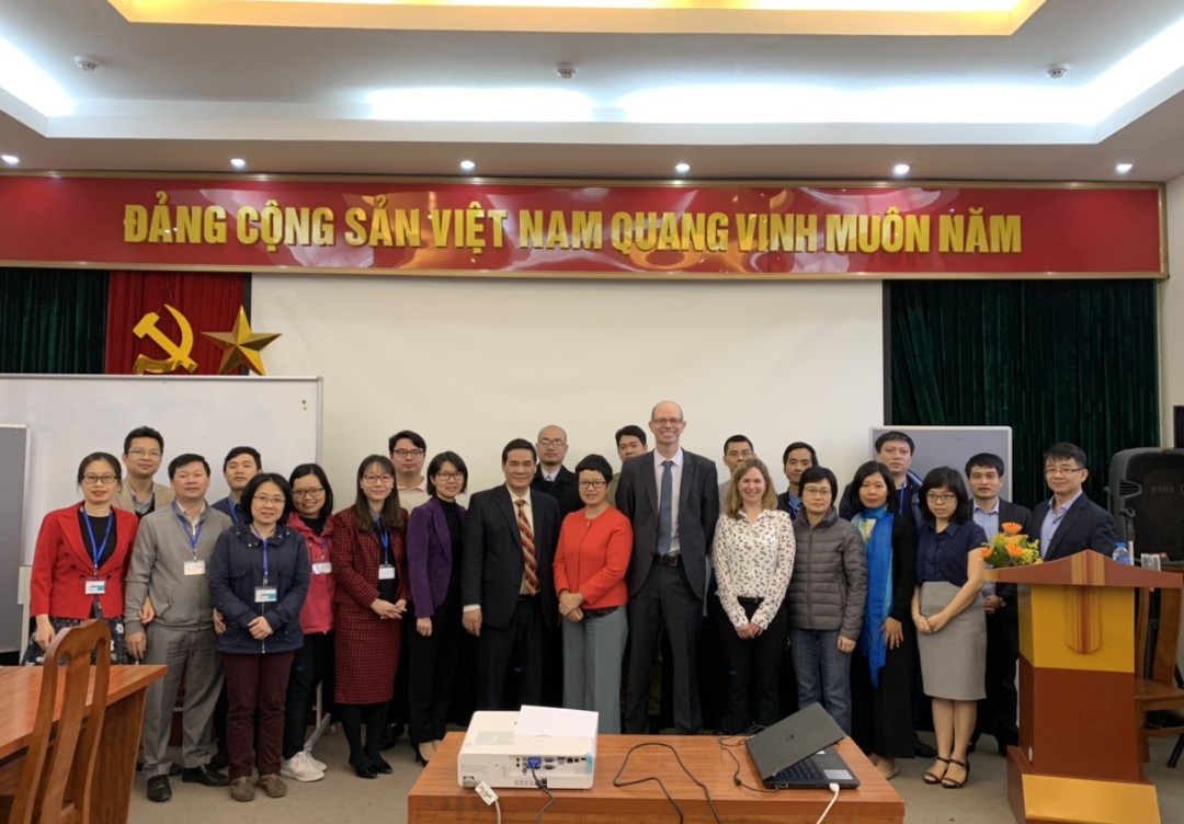 Các đại biểu, chuyên gia, giảng viên và học viên tại lễ khai giảng.