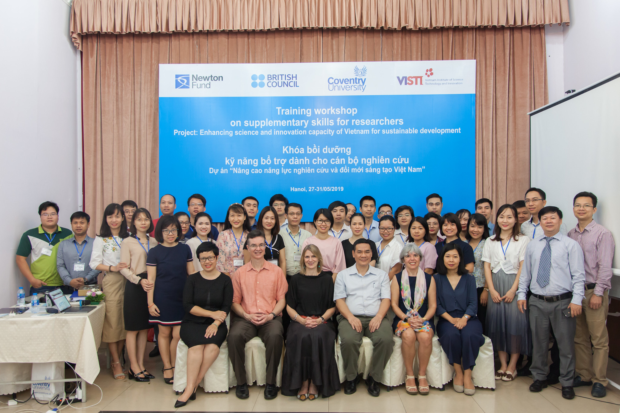 Các đại biểu, chuyên gia, giảng viên và học viên tại Lễ khai giảng