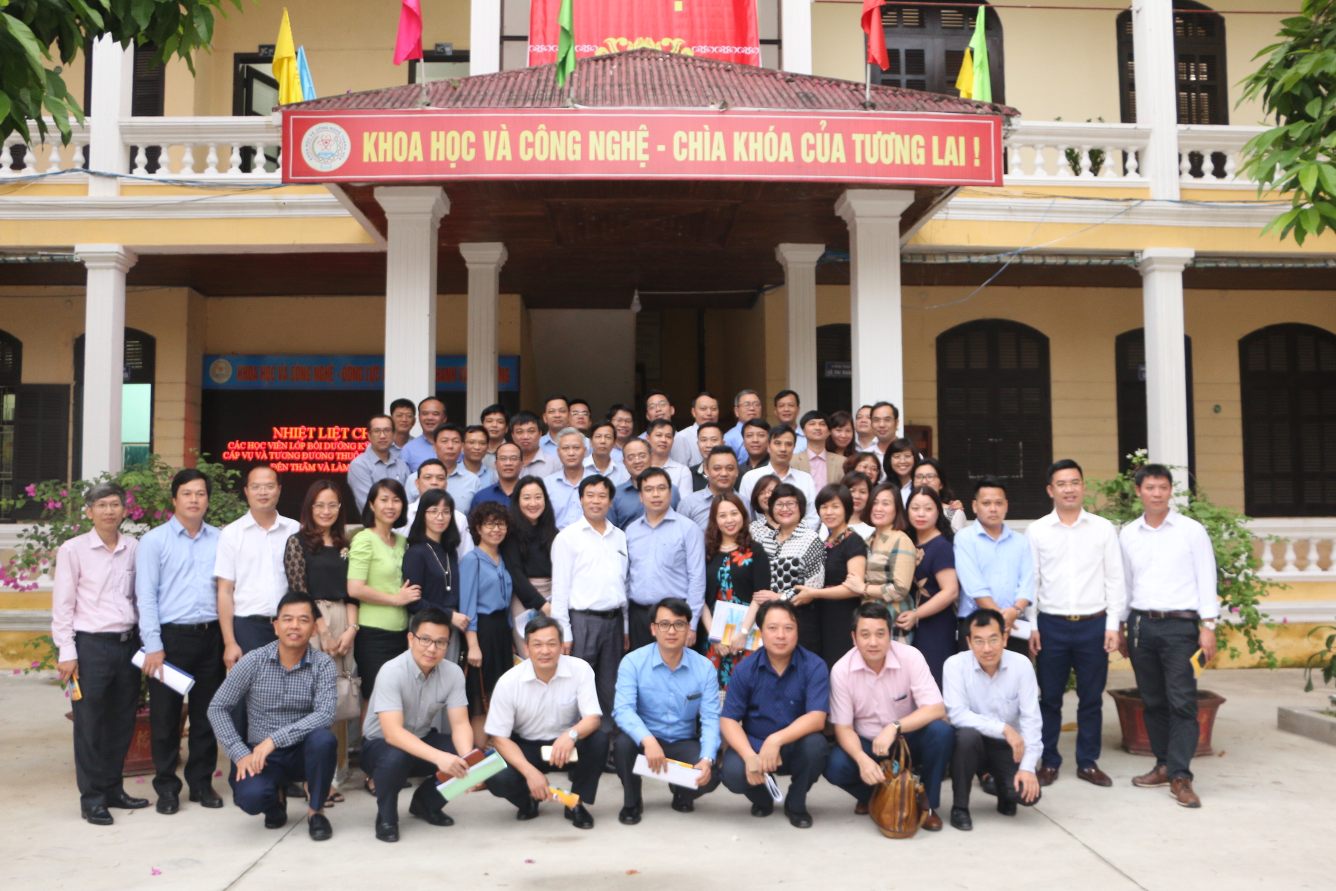 Tập thể Lớp Bồi dưỡng Lãnh đạo, quản lý cấp vụ và tương đương Bộ KH&CN tại Thanh Hóa