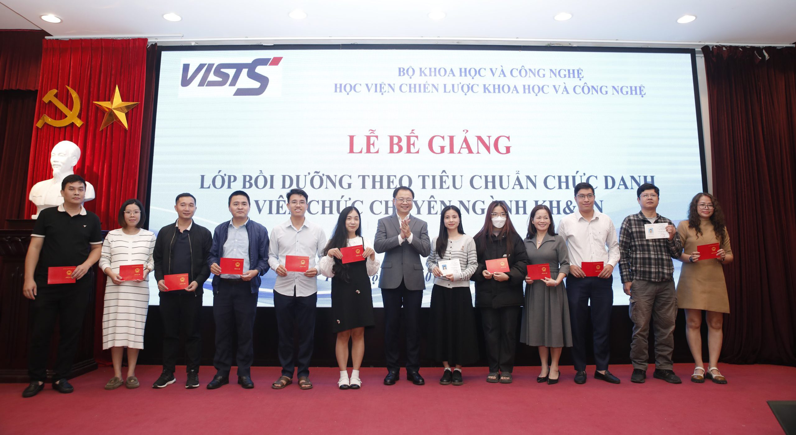 Học viện Chiến lược Khoa học và Công nghệ tổ chức lễ bế giảng Lớp bồi dưỡng theo tiêu chuẩn chức danh nghiên cứu khoa học – Khóa 2 và Lớp bồi dưỡng theo tiêu chuẩn chức danh công nghệ – Khóa 4 tại Hà Nội